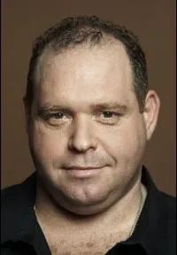 영화배우인 루이스 롬바르디의 대표 이미지