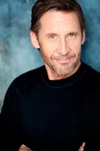 배우인 에릭 라슨의 대표 이미지