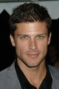 영화배우인 그렉 본의 대표 이미지