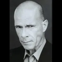 배우인 로버트 카트리니의 대표 이미지