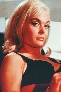 배우인 셜리 이튼의 대표 이미지