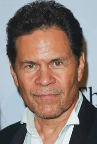 배우인 A. 마르티네즈의 대표 이미지