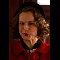 배우인 니키 과다그니의 대표 이미지