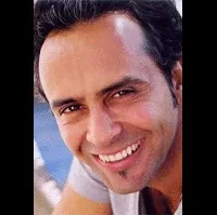 배우인 버나드 화이트의 대표 이미지