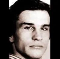 배우인 데니스 카라스요프의 대표 이미지