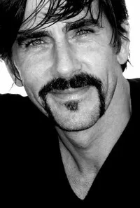 영화배우인 래리 홀든의 대표 이미지