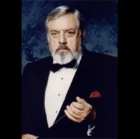 배우인 레이몬드 버의 대표 이미지