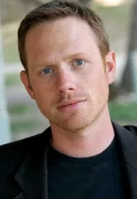 영화배우인 아론 쉬버의 대표 이미지