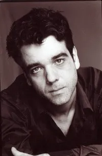 배우인 마크 키티의 대표 이미지