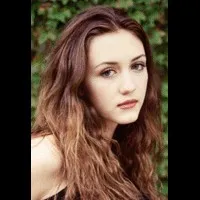 영화배우인 매들린 지마의 대표 이미지