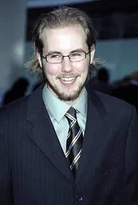 배우인 카일 라빈의 대표 이미지