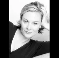 배우인 사라 스튜어트의 대표 이미지