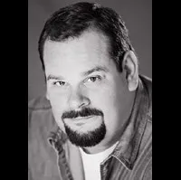 배우, 각본인 조엘 맥크레리의 대표 이미지