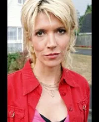 영화배우인 줄리아 데이비스의 대표 이미지