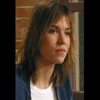 배우인 엘자 키크완의 대표 이미지