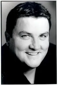 배우인 사이먼 델라니의 대표 이미지