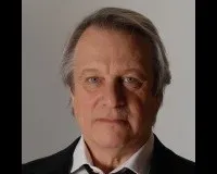 배우인 조지 머레일의 대표 이미지