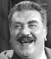 배우인 지노 세르비의 대표 이미지