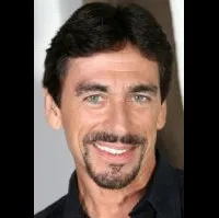 배우인 니콜라스 카디의 대표 이미지