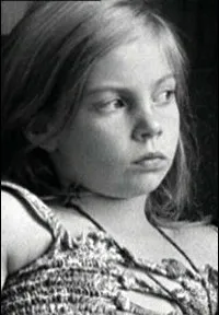 배우인 옐라 로틀랜더의 대표 이미지