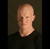 영화배우인 데릭 미어스의 대표 이미지