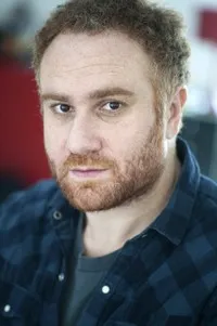 배우인 마이클 아비테보울의 대표 이미지