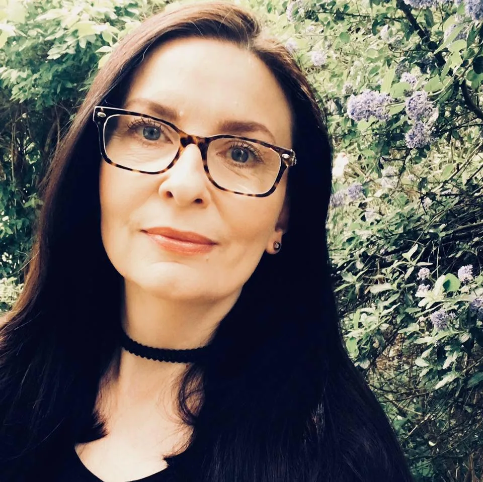 소설가, 작가인 사만다 헤이즈의 대표 이미지